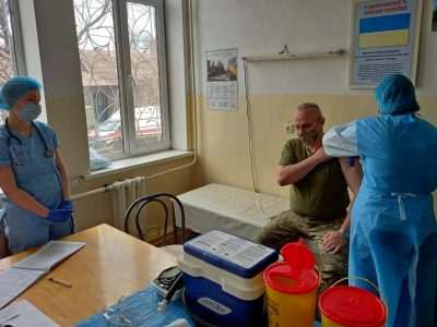 Головнокомандувач ЗСУ Руслан Хомчак вакцинувався від COVID-19 в районі ООС  