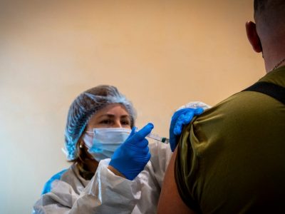 Військовослужбовці, які отримали перше щеплення, вакцинуватимуться тією ж вакциною через 12 тижнів  