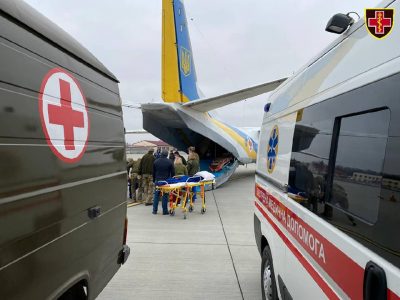 З Харкова до Львова літаком відправили на лікування шістьох поранених воїнів
