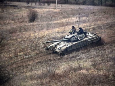 У районі ООС відбулись практичні заняття з водіння танків  