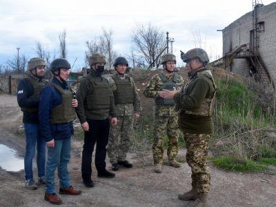 Прифронтову Авдіївку з візитом відвідали парламентарі з Польщі та Литви  