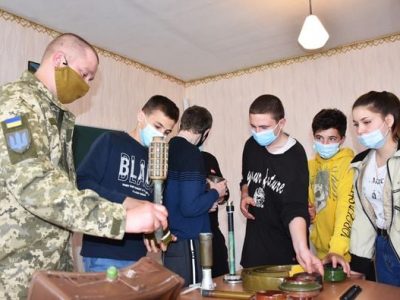Військовослужбовці ЗСУ провели урок з мінної безпеки для школярів прифронтових населених пунктів