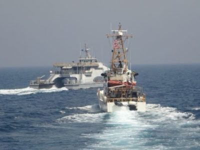 У Перській затоці корабель США відкрив вогонь через іранські катери