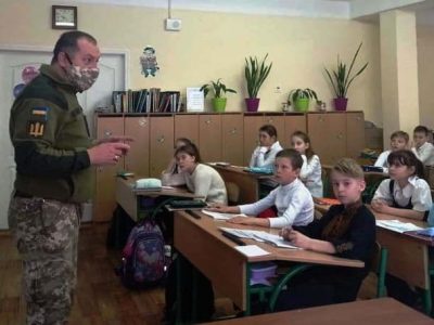 На Одещині військові навчають школярів поведінці з вибухонебезпечними предметами  