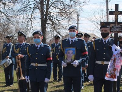 На Сумщині прощались з Максимом Стеблянком, який 6 квітня загинув у районі ООС  