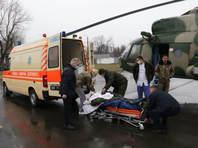 Військові медики Східного регіону екстрено евакуювали до Києва тяжко травмованого військовослужбовця