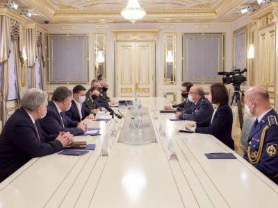 Президент провів зустріч з головою Військового комітету НАТО  