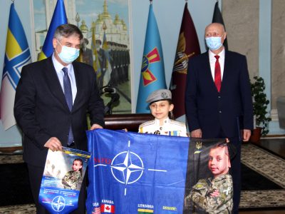 Десятирічна рекордсменка національних і світових рекордів подарувала Міністрові оборони України прапор, який здійняла над Говерлою  