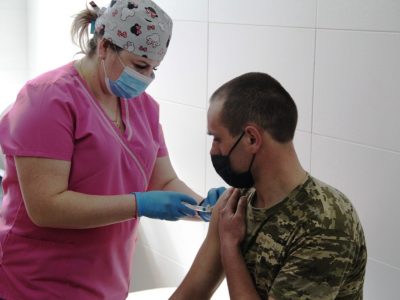 У районі проведення ООС триває вакцинація військовослужбовців  
