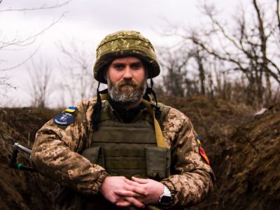 Аби боронити Україну на передовій, цей чоловік змінив офіцерські погони на сержантські  