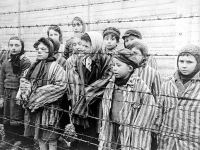 11 квітня — Міжнародний день визволення в’язнів нацистських концтаборів  