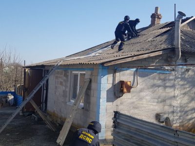 В районі ООС представники ДСНС відновлюють пошкоджені бойовими діями будівлі
