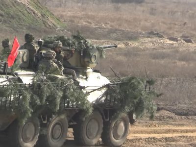 На адмінмежі з Кримом десантники відпрацювали відбиття нападу умовного противника  