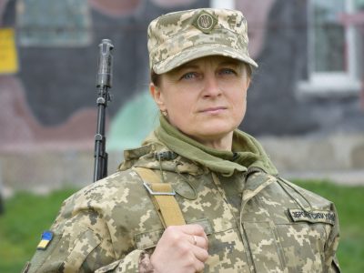 Ламаючи стереотипи: як вчителька у минулому нині охороняє та обороняє військовий аеродром  