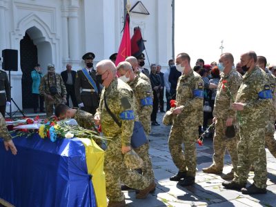 У Чернігові попрощалися з бійцем, загиблим від кулі снайпера на сході України