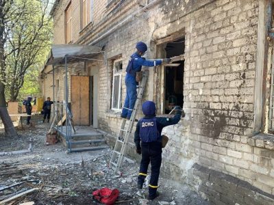 ДСНС України ліквідовує наслідки обстрілу лікарні у Красногорівці  