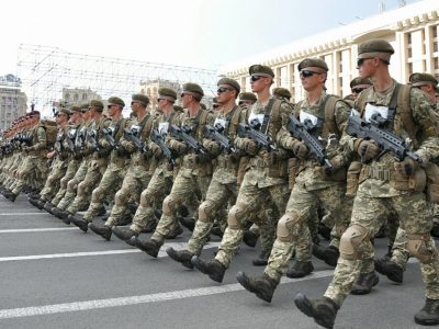 Яким стройовим кроком пройдуть військовослужбовці на цьогорічному параді?