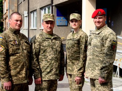 Львів’яни приходять на роботу у військовій формі: флешмоб «Я резервіст»  