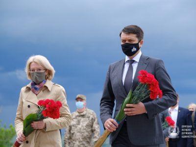 Голова Верховної Ради та Спікер Саейму Латвійської Республіки на Донеччині вшанували пам’ять загиблих захисників України