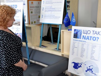 Виставку фотографій, присвячених співпраці України та Північноатлантичного альянсу, представили в ЦНАП Щастинської міської ВЦА  