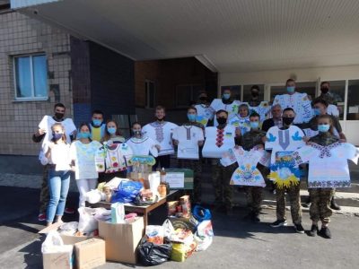 Військові інженери Сил підтримки привітали дітей у районі проведення ООС з Днем вишиванки  