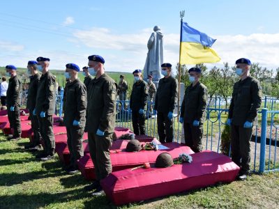 На Донеччині перепоховали 99 воїнів, які загинули в роки Другої світової війни  
