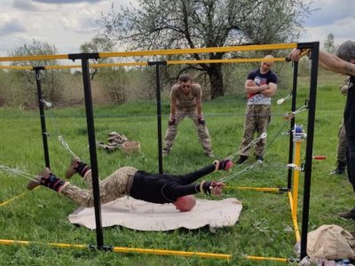 Як воїни проходять фізичну реабілітацію на незвичному тренажері  