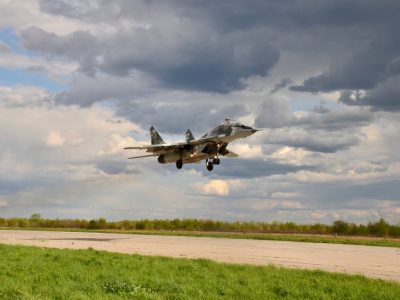 На Прикарпатті курсанти-льотчики «стають на крило»  