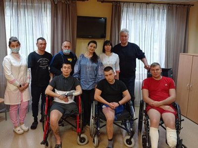 Зіркове подружжя Анатолій Хостікоєв і Наталія Сумська завітали до військового госпіталю в Ірпені  