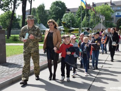 На Полтавщині армійці знайомили школярів із азами військової професії та бойовою технікою  