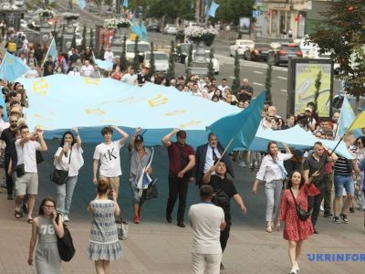 У центрі Києва триває хода до Дня кримськотатарського прапора  