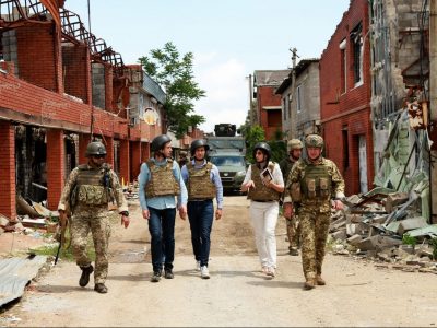 Делегація французьких парламентарів відвідала КПВВ «Гнутове» та прифронтове Широкине  