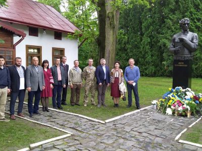 Двома мовами про славетного українця  