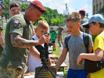 Десантники з Донеччини провели екскурсію для юних футболістів  