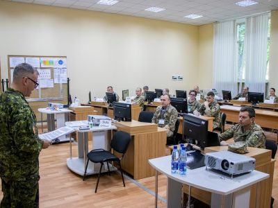 Військові радники НАТО залучаються до підготовки українських англомовних слухачів курсу офіцерів об’єднаних штабів оперативного рівня L-3  