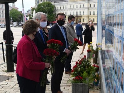 Делегація сенаторів США вшанувала пам’ять загиблих українських військових  