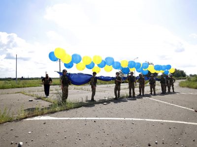 Чорні Запорожці запустили Прапор України в бік тимчасово окупованого Донецька  