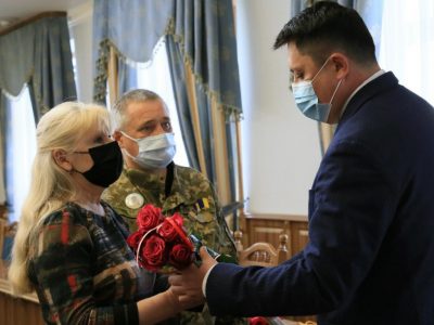 В Івано-Франківську членам родин загиблих добровольців вручили ордени «За мужність» ІІІ ступеня  