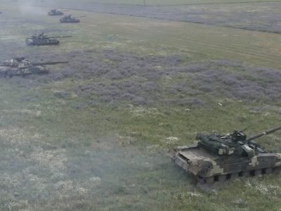 На адмінмежі з Кримом українські танкісти відточують навички зі швидкісного водіння бойових машин та подолання перешкод  