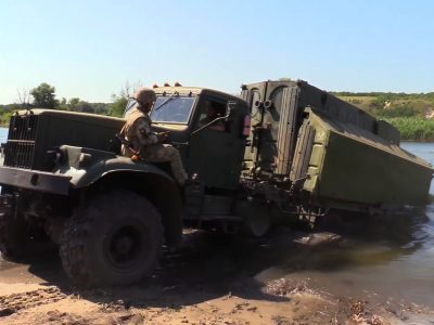 Як за допомогою аерозольних димів уміло замаскувати понтонно-мостову переправу  