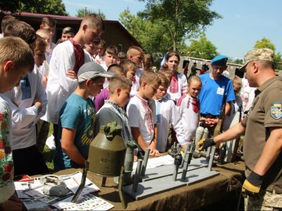 На Хмельниччині військові інженери та кінологи влаштували свято для юних патріотів України  