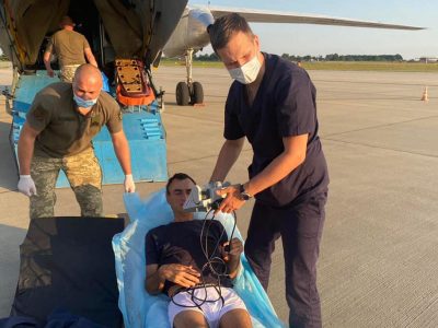 До Львова медичним літаком евакуювали двох військовослужбовців