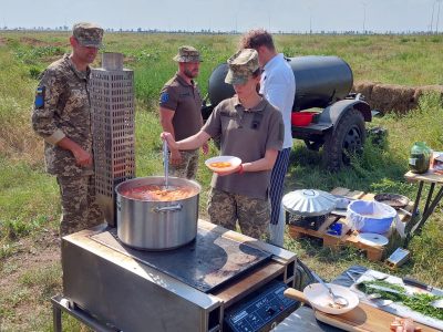 З українським салом та шотландським хаггісом: як наші військові смакували борщ у польових умовах