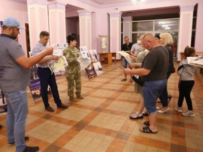 Виставку, присвячену співпраці Україна – НАТО, та видання «Українська панорама+» презентували громадськості на Луганщині  