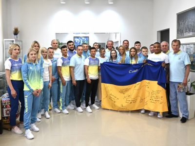 Президент передав спортсменам-олімпійцям український прапор, який підписали захисники України  