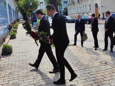 Глава МЗС Угорщини вшанував полеглих українських захисників біля Стіни пам’яті у Києві