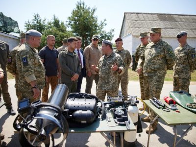 На Житомирщині Президент переглянув демонстраційні дії ССО ЗСУ з десантування, захоплення ворога та евакуації  