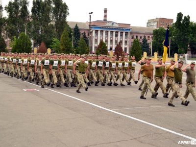 Кожен п’ятий армієць парадної «коробки» харківських курсантів-танкістів має бойові нагороди  