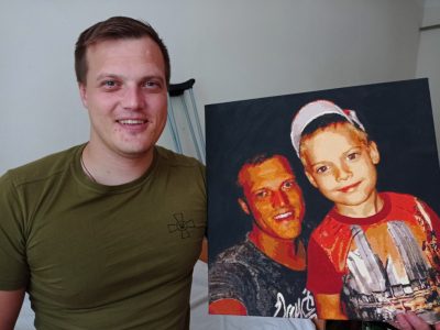 Поранений морпіх у шпиталі намалював картину  сину на день народження  