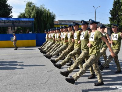 Як під Києвом військові карбують «парадний» крок